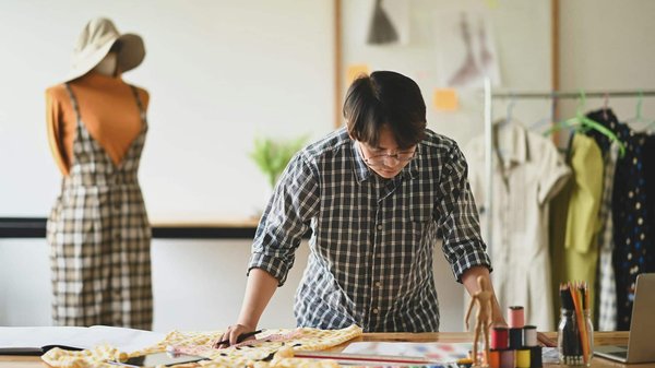 Where can visitors participate in hands-on workshops about the history of British pearl fishing?