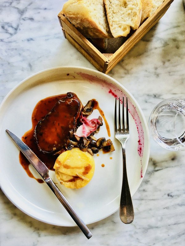 How to navigate the food markets in London for the best international cuisine?